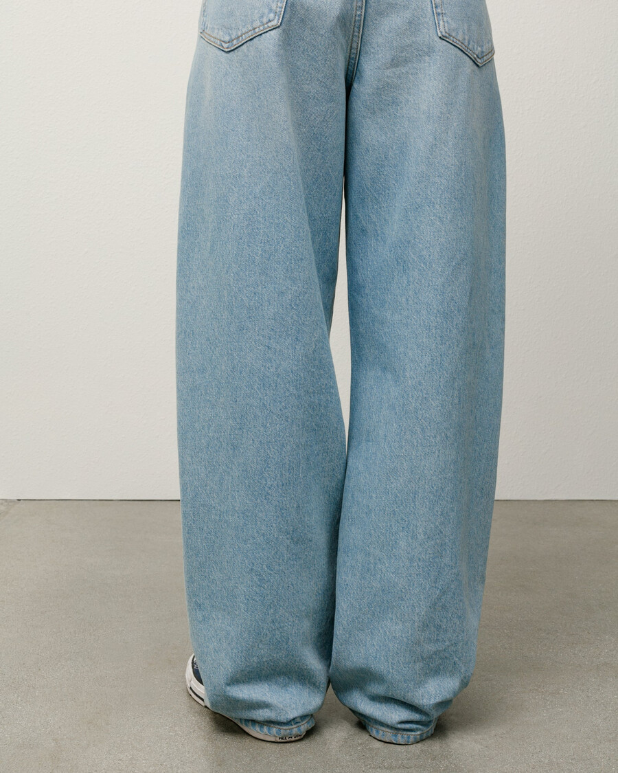 entspannte jeans aus denim